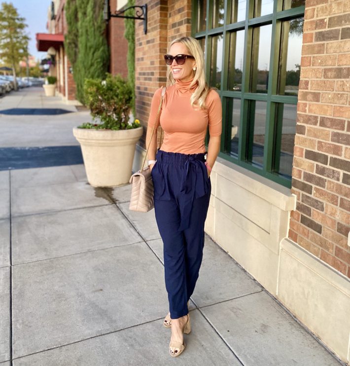 There are so many ways to wear paper bag pants. In these pictures I styled my paper bag pants with a turtleneck and sandal - let's talk about more ideas! 