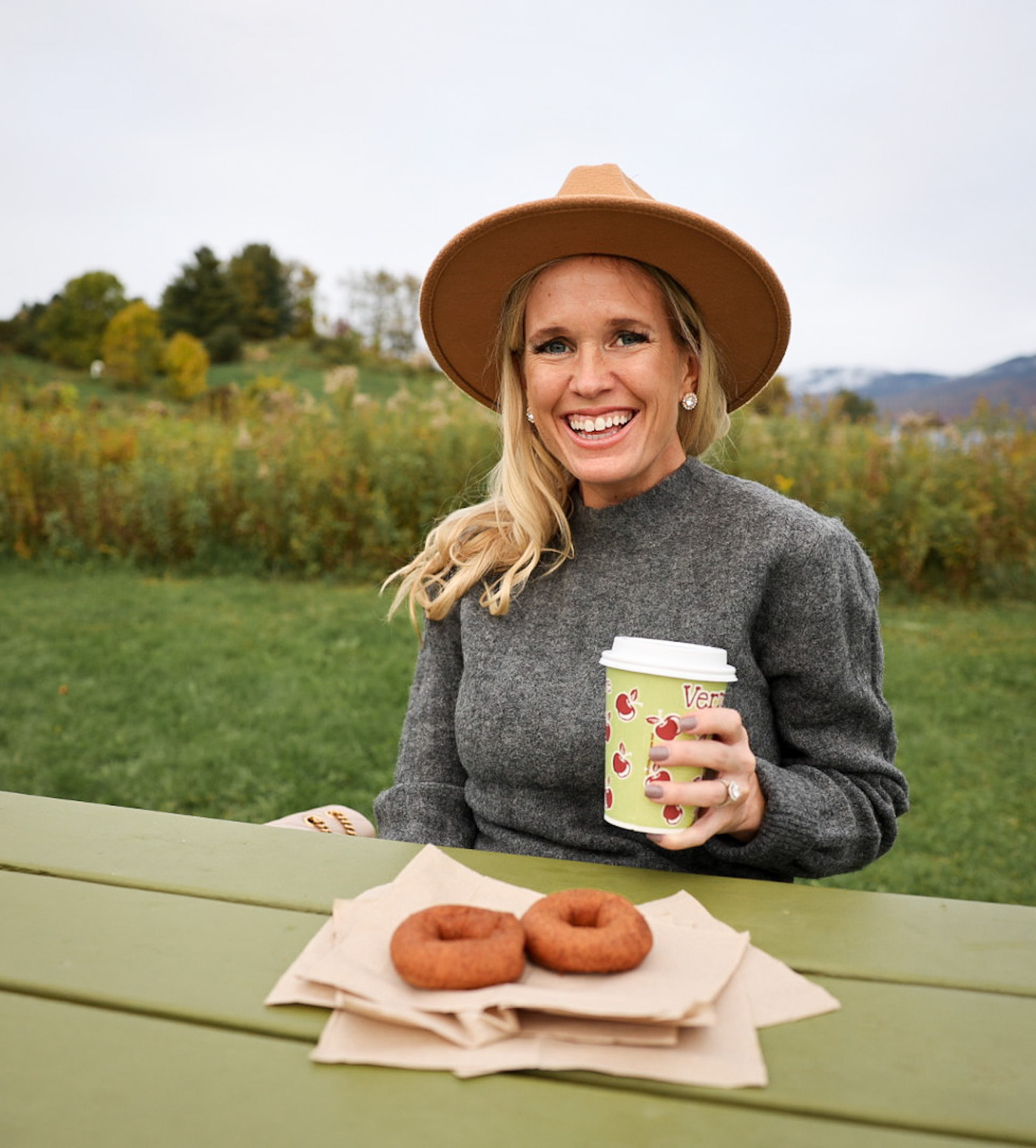 Guide to Stowe, Vermont in the Fall | 11 Things To Do + Tips | Leaf peeper season in Vermont |
 Fall outfit ideas | Maternity outfits in the fall | apple cider donuts in Stowe, Vermont