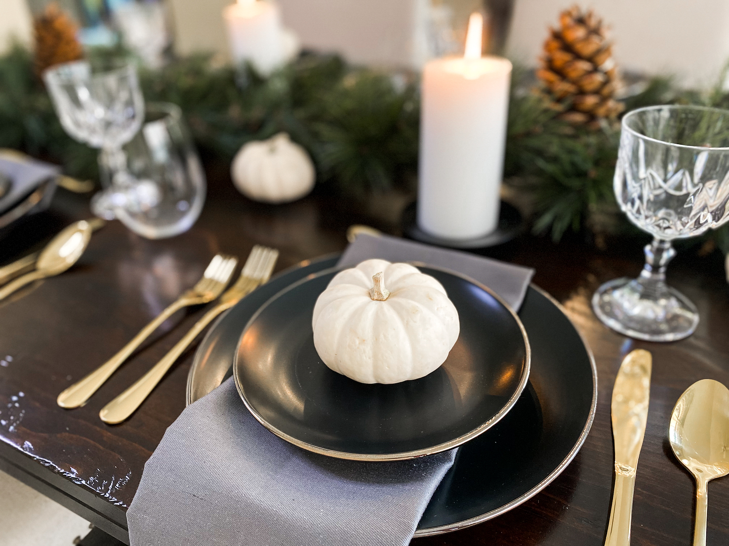 fall dining table setting | rustic place setting for halloween, thanksgiving and Christmas