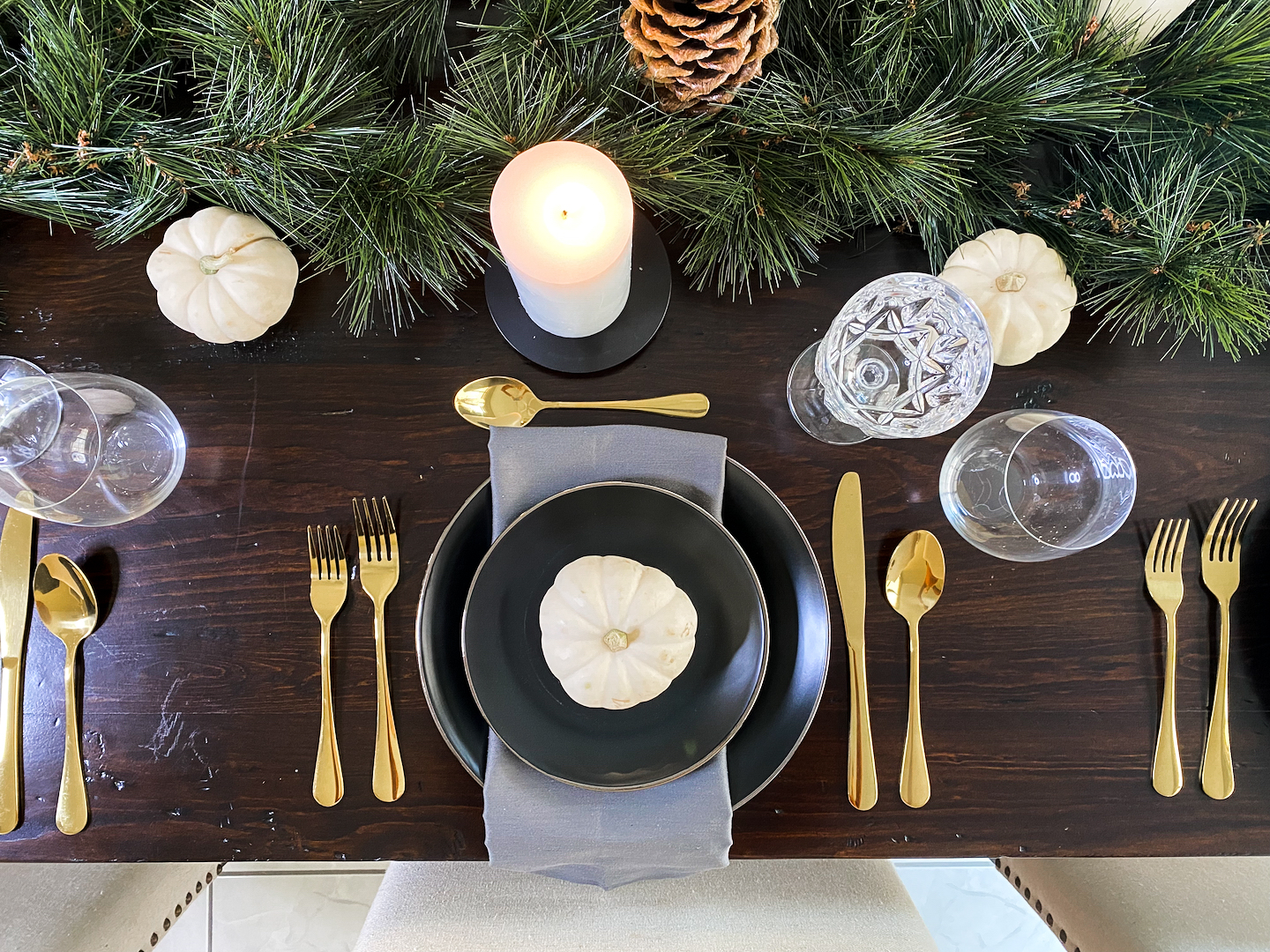 fall dining table setting | rustic place setting for halloween, thanksgiving and Christmas