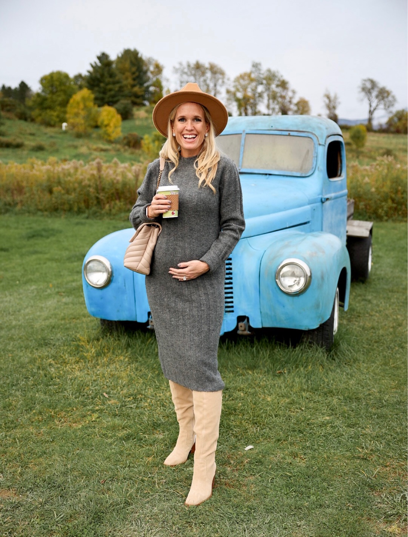 Guide to Stowe, Vermont in the Fall | 11 Things To Do + Tips | Leaf peeper season in Vermont |
 Fall outfit ideas | Maternity outfits in the fall | apple cider donuts in Stowe, Vermont