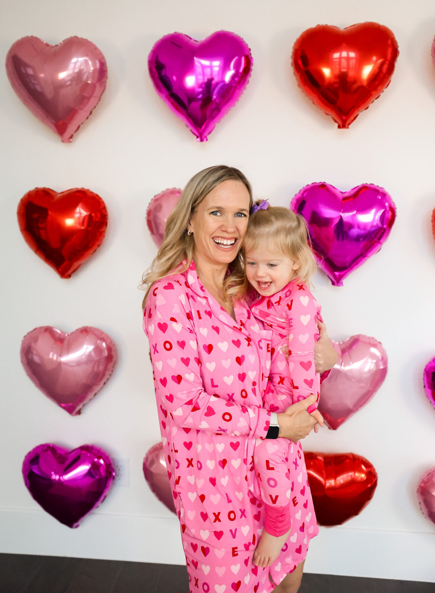 Valentine's Day photos with kids | Balloon heart wall for Galentines